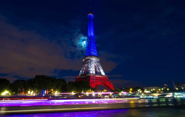 Eiffeltornet lyste upp med färgerna på Frankrikes flagga. — Stockfoto