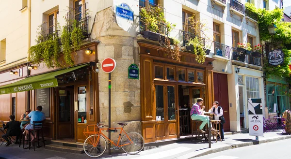 Het traditionele Franse café Au Bougnat, Parijs, Frankrijk. — Stockfoto