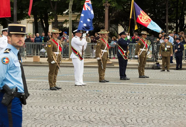 Австралийские войска участвуют в параде в честь Дня взятия Бастилии . — стоковое фото
