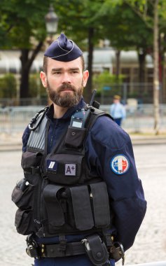 Fransız polis görev Bastille günü askeri geçit töreni.
