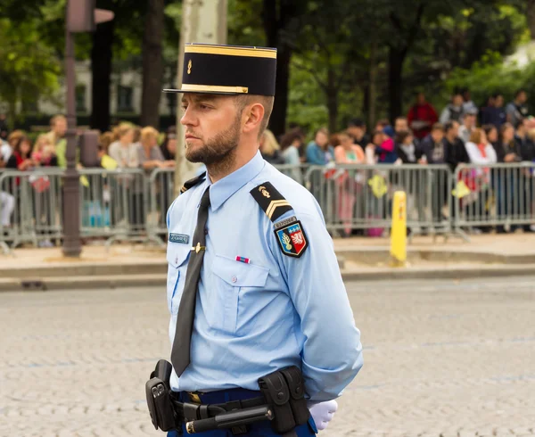 Французский полицейский на военном параде в честь Дня взятия Бастилии . — стоковое фото