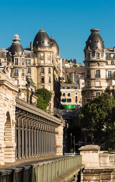 De parisiska hus nära Bir Hakeim bridge. — Stockfoto