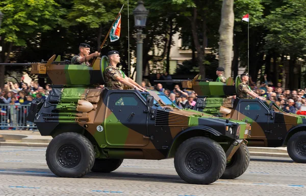 Obrněné auto na vojenské přehlídce Bastille, Paříž, Francie. — Stock fotografie