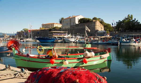 Ajaccio bağlantı noktası Corsica Island renkli balıkçı teknesi. — Stok fotoğraf