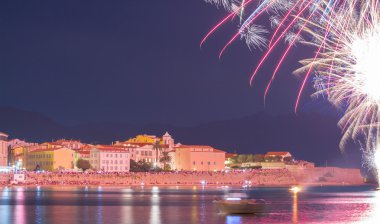 Gece havai fişek, Corsica Adası, Fransa boyunca Ajaccio koyunda