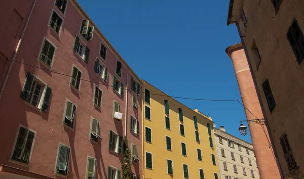 De kleurrijke huizen van Ajaccio, Corsica eiland. — Stockfoto