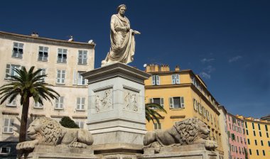 Napoleon Bonoparte anıt ve Ajaccio renkli evleri.