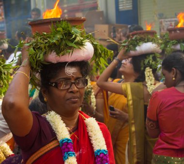 Ganesh Festivali Paris, Fransa'da katılan dansçı.