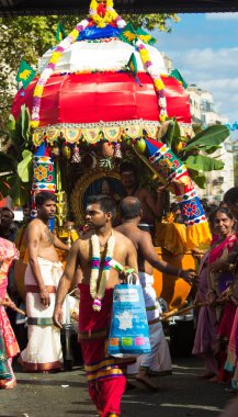 Ganesh Festivali Paris, Fransa'da katılan dansçılar.
