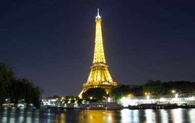 Eyfel Kulesi, gece, Paris, Fransa.