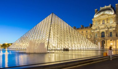 Louvre piramit gece, Paris, Fransa.