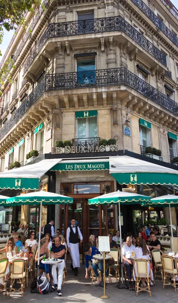 O famoso café francês Les deux magots, Paris, França . — Fotografia de Stock