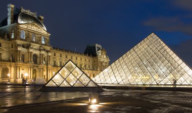 Louvre Piramitler, Paris, Fransa.
