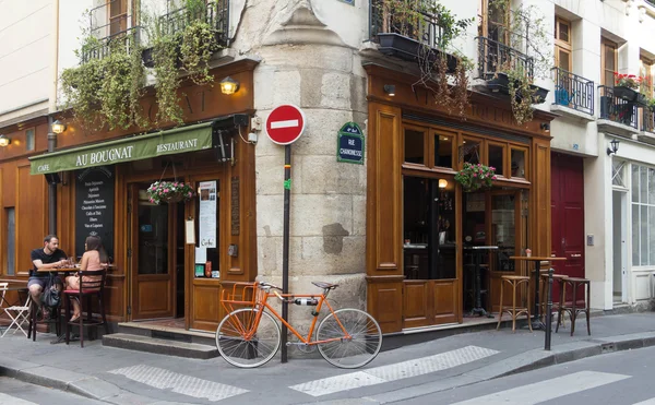 Het traditionele Franse café Au Bougnat, Parijs, Frankrijk. — Stockfoto