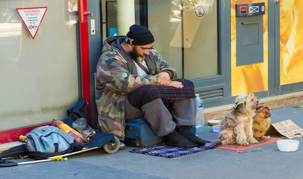 The homeless with dogs on Saint Michel boulevard in Paris, Franc — Stock Photo, Image