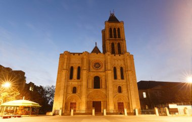 Saint-Denis Bazilikası, Fransız kraliyet ailesinin Hıristiyanlıkla olan 1000 yıllık bağının sembolüdür. Burada monarşi kutsal nesneleri vardı. Paris mi? Fransa.