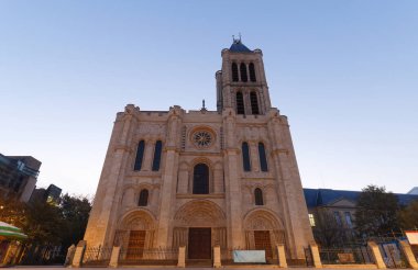 Saint-Denis Bazilikası, Fransız kraliyet ailesinin Hıristiyanlıkla olan 1000 yıllık bağının sembolüdür. Burada monarşi kutsal nesneleri vardı. Paris mi? Fransa.