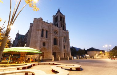 Saint-Denis Bazilikası, Fransız kraliyet ailesinin Hıristiyanlıkla olan 1000 yıllık bağının sembolüdür. Burada monarşi kutsal nesneleri vardı. Paris mi? Fransa.