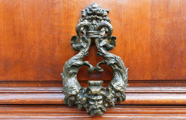 Королівський Стиль Дверного Стукача Коричневих Дверях Париж Франція — стокове фото