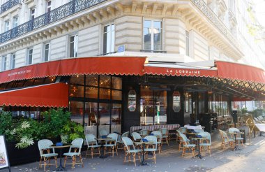 Paris, Fransa - 18 Ekim 2020: Etoile Meydanı 'na dakikalar uzaklıkta bulunan Place des Ternes' de bulunan efsanevi bir adres, Brasserie La Lorraine Fransız başkentinin prestijli bir mahallesinde bir gurme durağı..