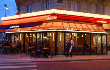 Paris, Fransa-24 Ekim 2020: Saint Lazare tren istasyonu yakınlarındaki geleneksel Fransız brasserie La Cour de Rome .