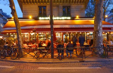 Paris, Fransa-24 Ekim 2020: Saint Lazare tren istasyonu yakınlarındaki geleneksel Fransız brasserie Saint Augustin .
