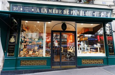 Paris, Fransa - 26 Ekim 2020: A la Mere de Famille Paris 'in en eski çikolata dükkanıdır. Mağaza ilk olarak 1761 yılında Faubourg Montmartre caddesinde açıldı..