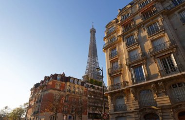 Meşhur Eyfel Kulesi ve ön plandaki geleneksel Fransız evi, Paris, Fransa