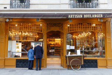Paris, Fransa... 28 Kasım 2020: Fransa 'da Paris Eyfel Kulesi yakınlarında bulunan geleneksel Fransız pastanesi A la fontaine du Mars.
