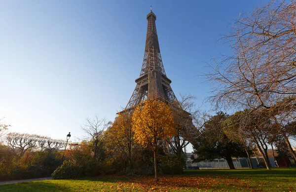 Słynna Wieża Eiffla Jesiennymi Liśćmi Paryżu Francja — Zdjęcie stockowe