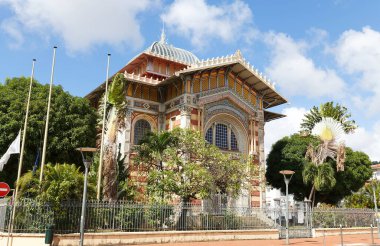 Bu bina ilk olarak Paris 'te inşa edildi ve 1893' te Fort de France, Batı Hint Adaları 'nda yeniden inşa edildi..