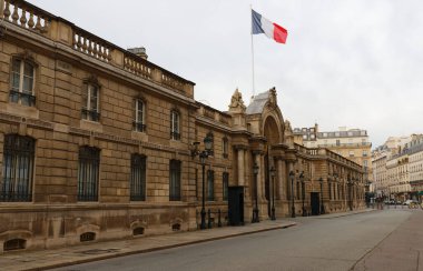 Rue du Faubourg Saint-Honore 'dan Elysee Sarayı' nın giriş kapısı görünüyor. Elysee Sarayı - Fransa cumhurbaşkanının 1848 'den beri resmi ikamet yeri..