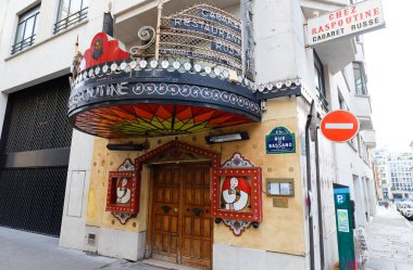 Paris, Fransa-24 Ocak 2021 Cabaret Chez Raspoutine Champs Elysees Bulvarı yakınlarındaki Altın Üçgen 'in kalbinde yer alan efsanevi bir Paris gece hayatı mekanıdır..