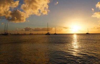 Martinique Adası, Fransız Batı Hint Adaları 'nda güzel bir gün batımı.