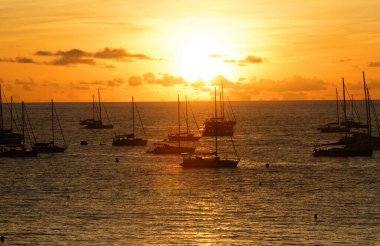Martinique Adası, Fransız Batı Hint Adaları 'nda güzel bir gün batımı.