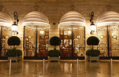 Paris, Fransa-Şubat 06-2020: Ritz Paris, Fransa 'nın başkenti Paris' te yer alan bir oteldir. Dünya 'nın en lüks otelleri arasında yer aldı..