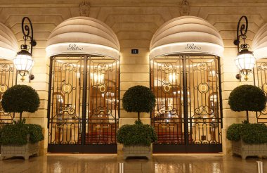Paris, Fransa-Şubat 06, 2020: Efsanevi Hotel de Crillon Paris 'te 5 yıldızlı lüks bir oteldir. Meşhur Concorde Meydanı 'na bakıyor. Dünya 'nın en lüks otelleri arasında yer aldı..