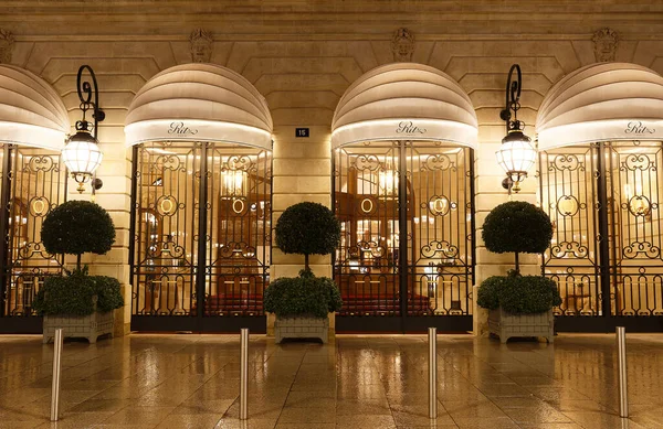 Paris, Fransa-Şubat 06-2020: Ritz Paris, Fransa 'nın başkenti Paris' te yer alan bir oteldir. Dünya 'nın en lüks otelleri arasında yer aldı..