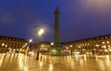 Napoleon Bonaparte 'ın heykeli yağmurlu bir gecede Vendome Meydanı' nda, Paris, Fransa. Vendome sütununda 425 sarmal bronz plaka var..