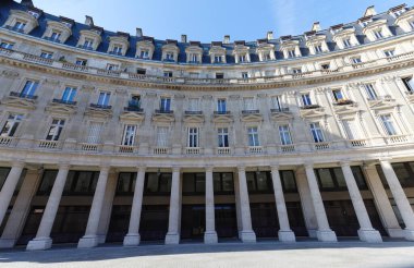 Tipik balkonları ve pencereleri olan geleneksel Fransız evi. Paris, Fransa.