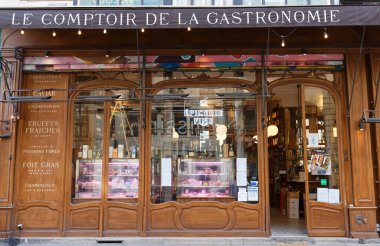 Paris, Fransa-24 Mart 2021: Paris 'in 2. Bölgesi, Montmartre Caddesi, Le Comptoir de la Gastronomie' de geçiyor..