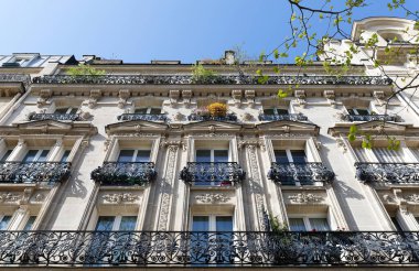 Tipik balkonları ve pencereleri olan geleneksel Fransız evi. Paris, Fransa.