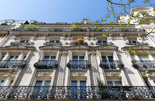 Tipik balkonları ve pencereleri olan geleneksel Fransız evi. Paris, Fransa.