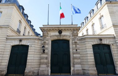 Fransa, Paris 'teki İtalya Büyükelçiliği binası. Paris 'te ikili bir misyondur ve Fransa' da İtalyan çıkarlarını destekler..
