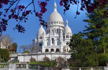 Sacre Coeur, Paris 'in en yüksek noktası olan Montmartre tepesinde yer alan bir Roma Katolik kilisesidir..