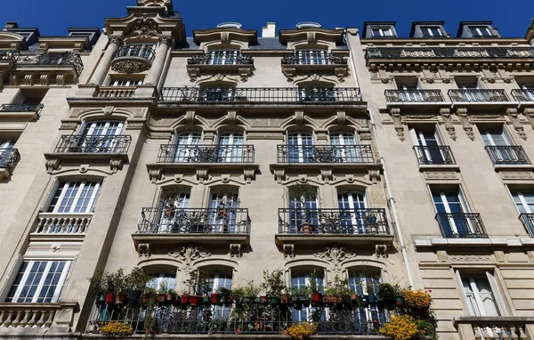 Традиционный Французский Дом Типичными Балконами Окнами Париж Франция — стоковое фото