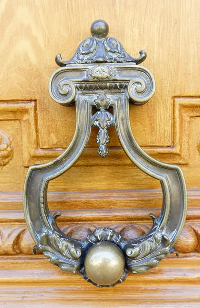 Європейський Vintage Старий Метал Зробив Залізні Двері Стукач Розробка Деталей — стокове фото