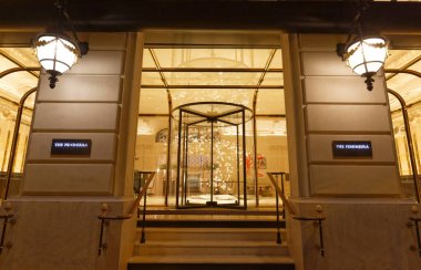 Paris, Fransa-25 Nisan 2021: Kleber Bulvarı 'nda mükemmel bir konuma sahip olan Yarımada Oteli, Paris' in göbeğinde dünyanın en ünlü anıtlarından bazılarına yürüme mesafesinde yer almaktadır. .