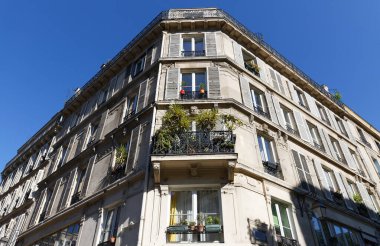 Tipik balkonları ve pencereleri olan geleneksel Fransız evi. Paris, Fransa.