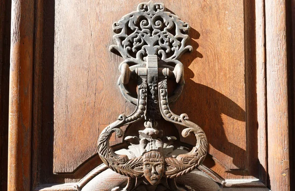 欧洲老式金属锻铁门锁 设计细节 — 图库照片